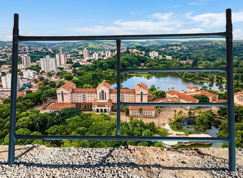 painel de andaime com travessas de escada, diante de uma vista da cidade