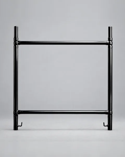 painel de andaime tubular preto, de pé sobre fundo cinza
