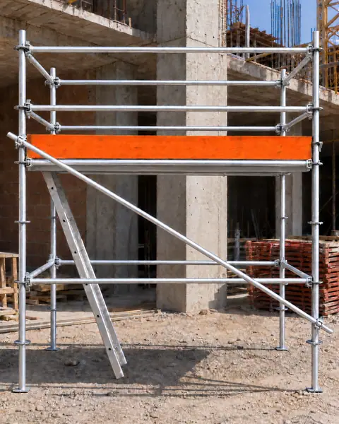 torre de andaime multidirecional galvanizada, com guarda-corpo e piso laranja, montada numa obra