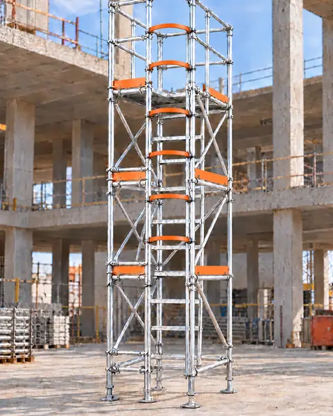 torre de andaime tubo roll alta, com escadas e pisos laranja, num prédio em obra